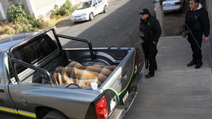Hallan 13 cadáveres amontonados en dos camionetas en México Hallan 13 cadáveres amontonados en dos camionetas en México