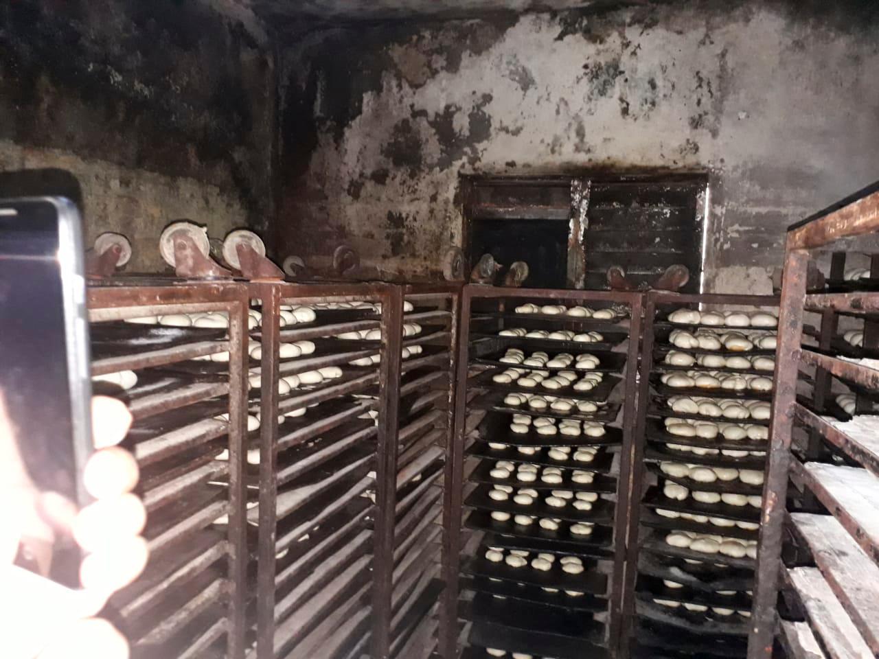 Panes expuestos a la insalubridad del local.