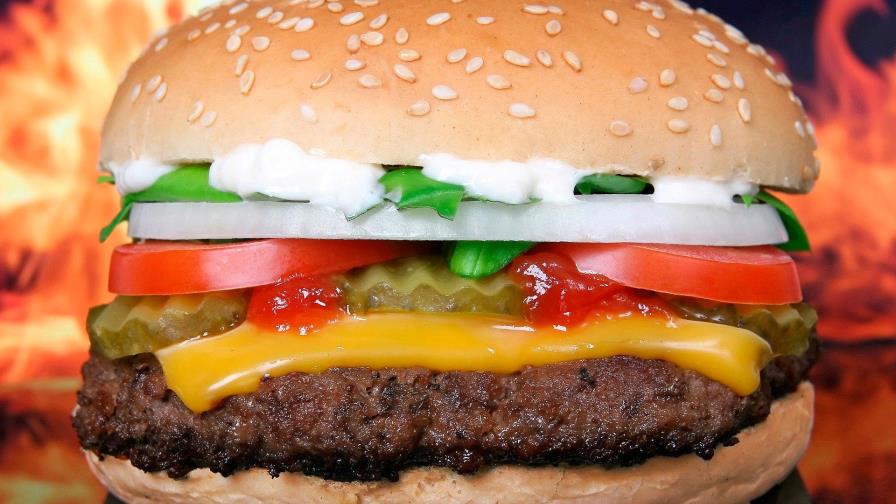 Polémica en Bolivia por un dedo humano hallado dentro de una hamburguesa