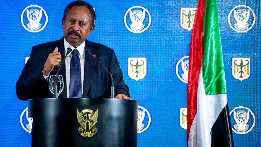 Líder militar sudanés asegura que primer ministro está bien y habrá un nuevo gobierno