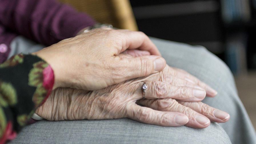 La OMS pide a hijos y nietos llamar a diario a padres y abuelos confinados