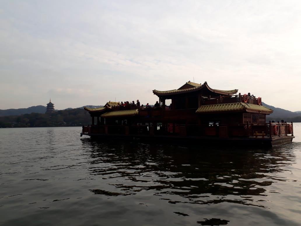 El Lago Oeste en la ciudad de Hangzhou, en China.