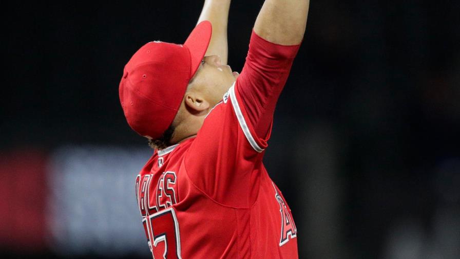 Robles salva su primero de la temporada en barrida de Angelinos sobre Milwaukee