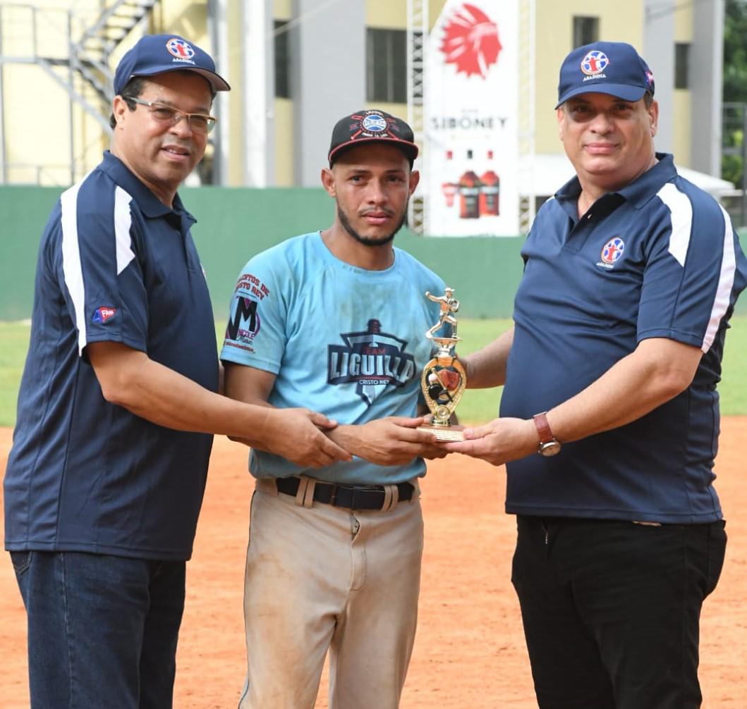 Harly Javier Bueno es reconocido como MVP en la categoría C, por José Rodríguez y el doctor Luís Díaz. (Prensa Asadina/Martín Avila María)