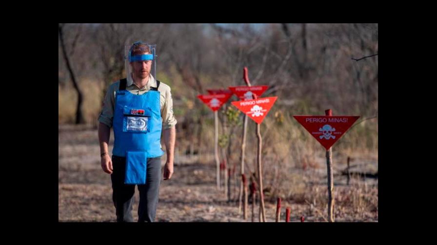 Enrique sigue los pasos de Diana de Gales en un campo de minas en Angola