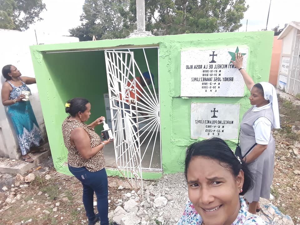 Hasta la monja de la familia fue a cumplir la promesa.