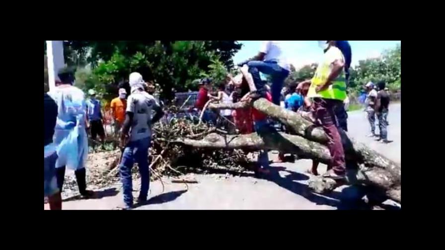 Bloquean carreteras en Hato Mayor y El Seibo por temor al COVID-19