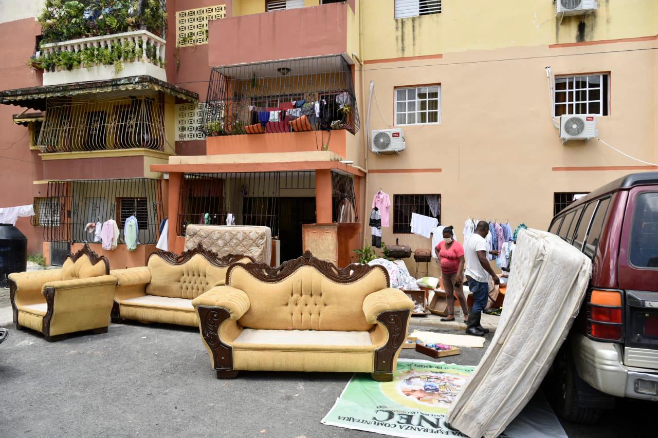 Los afectados sacaron al sol muebles y colchones mojados por las lluvias durante las inundaciones de sus viviendas.