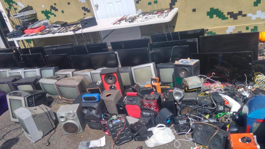 Ocupan televisores, celulares, bocinas y hasta cajas de telecable en cárcel de Salcedo  