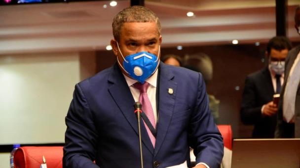 Héctor Acosta somete proyecto para eliminar costo de reinscripción en colegios