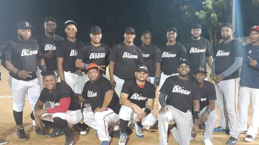 Hermanos Durán y JR Team en el primer partido del Festival de Equipos de Softbol del DN