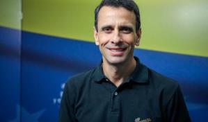 Capriles da un golpe sobre la mesa y vuelve a la primera línea