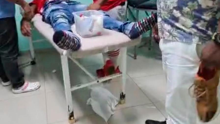 Ambulancia atropella tres personas que compartían en teteo en El Seibo Ambulancia atropella tres personas que compartían en teteo en El Seibo