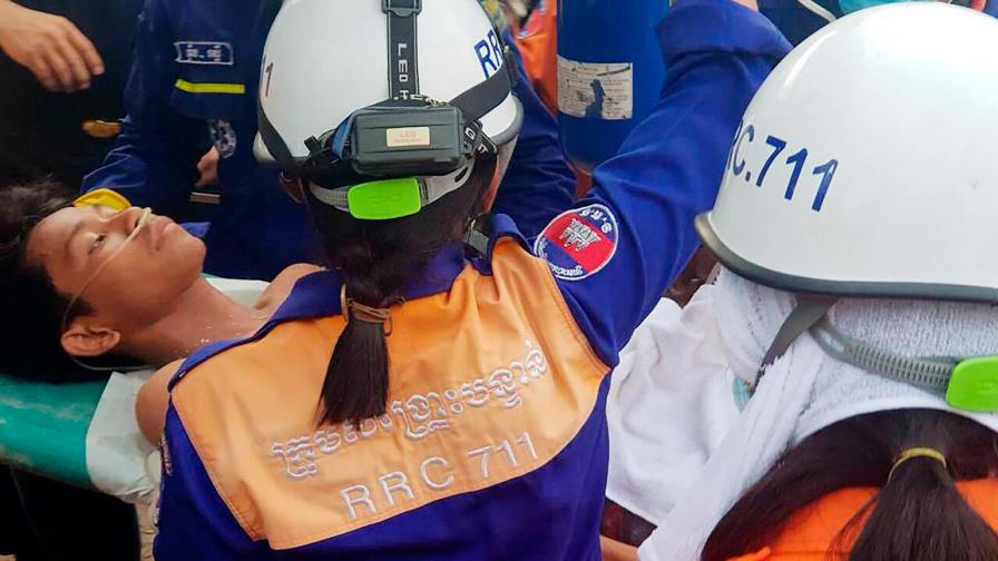 Hallan dos sobrevivientes de edificio derrumbado en Camboya con 28 muertos