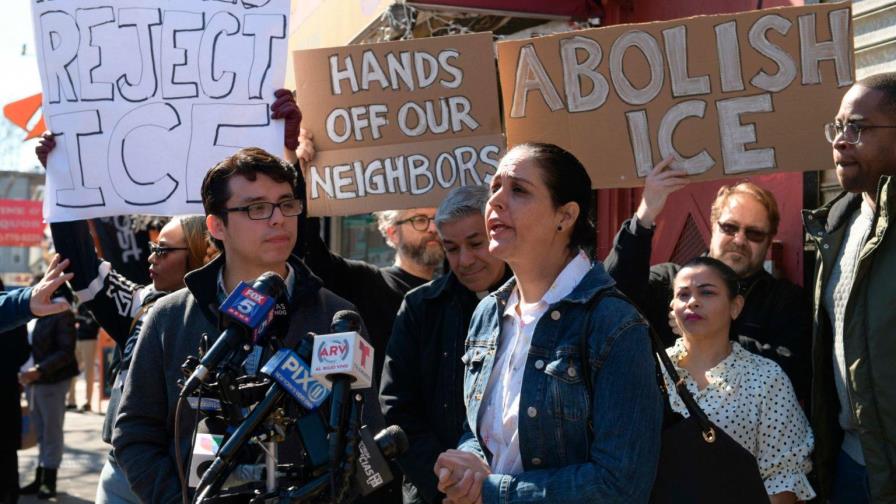 Hermana de dominicana arrestada y sacerdote encabezan protesta en Brooklyn 