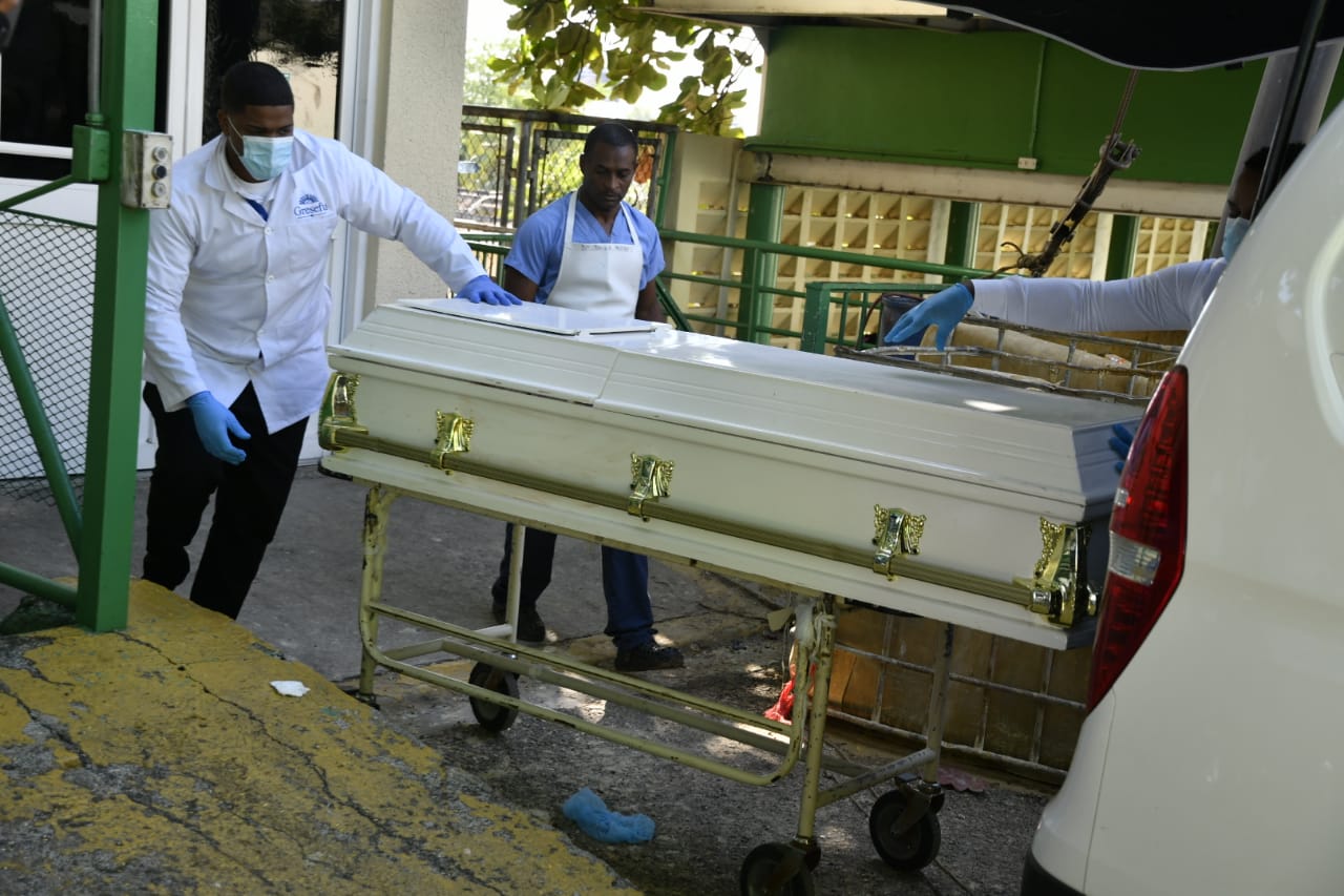 El cadáver de Rubén Darío Hipolite Martínez, de 27 años al salir de la morgue, 