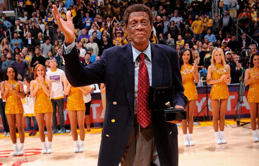 Elgin Baylor, leyenda de Los Angeles Lakers, fallece a los 86 años