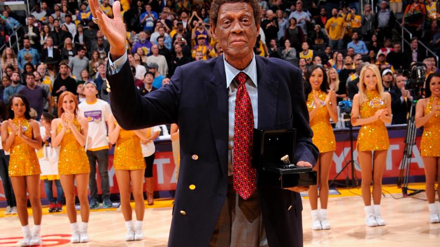 Elgin Baylor, leyenda de Los Angeles Lakers, fallece a los 86 años