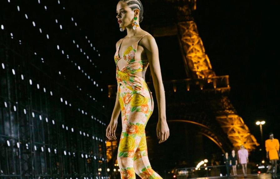 Saint Laurent vuelve a las pasarelas de París con una colección sexy y ochentera