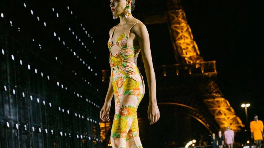 Saint Laurent vuelve a las pasarelas de París con una colección sexy y ochentera