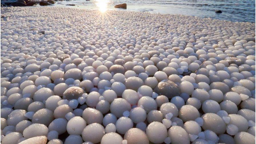 “Huevos de hielo” cubren la playa de Finlandia en un evento meteorológico raro “Huevos de hielo” cubren la playa de Finlandia en un evento meteorológico raro