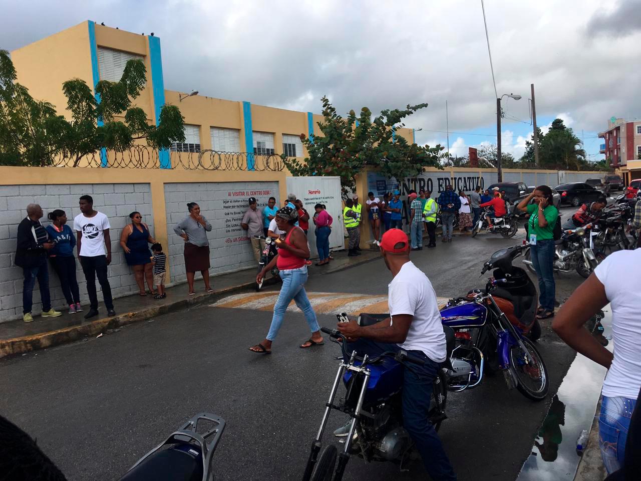 Así se observan los votantes en Higüey, donde no han podido ejercer el sufragio por problemas técnicos en los equipos de la Junta Central Electoral.