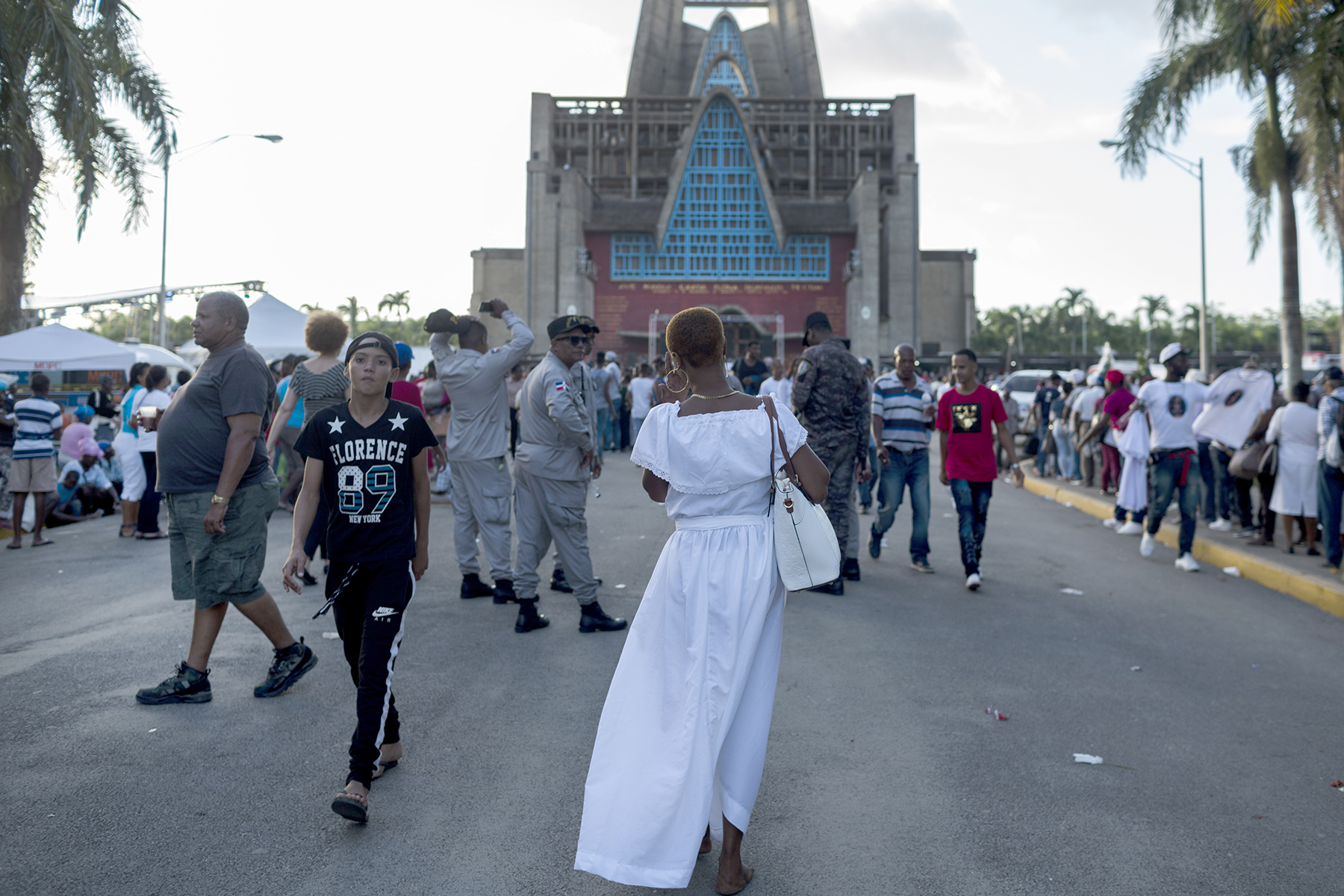 Mucha gente acude al lugar atraída por la virgen , pero otros  para vender y hasta para sacar carteras. (Pedro Bazil)   