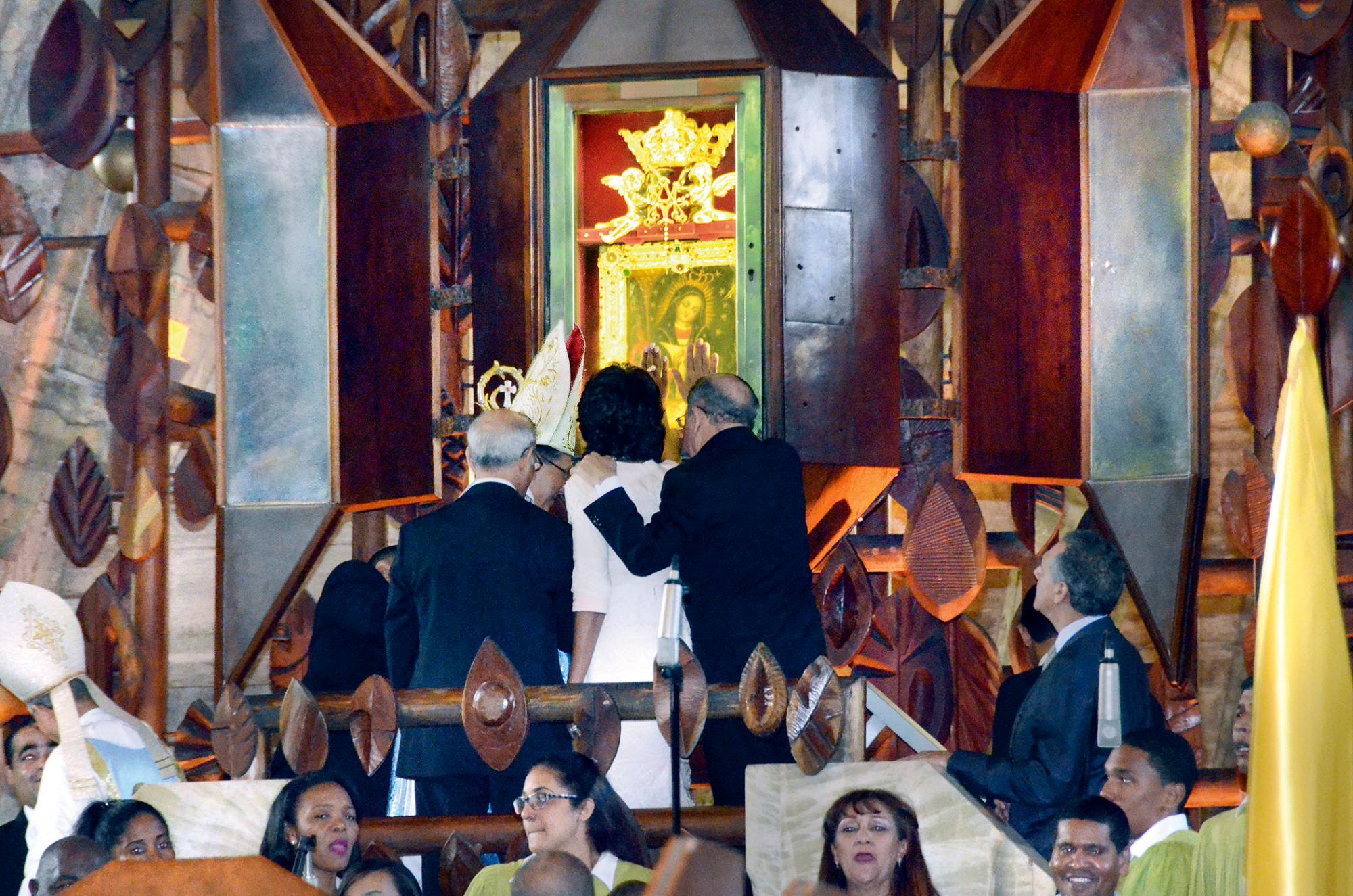 Es costumbre de los presidente, como en este caso Danilo Medina, tocar el recuadro de la virgen. (Pedro Bazil)