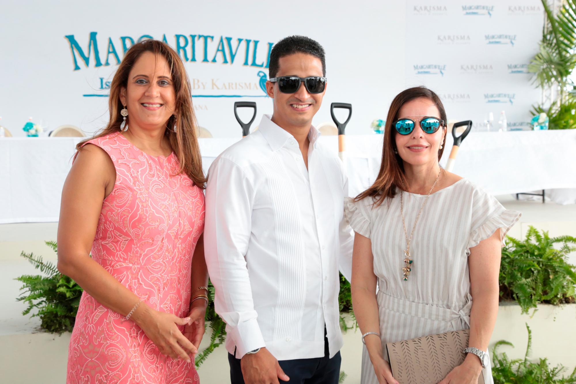 Hilda Piña, John Díaz y Laura Acra.