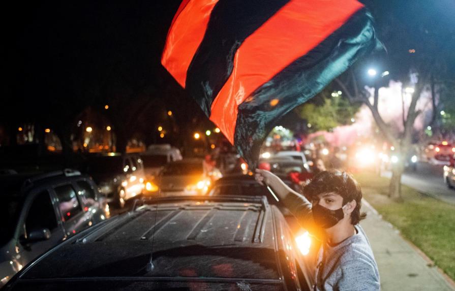 Caravana de hinchas en Rosario por la vuelta de Messi a Newells