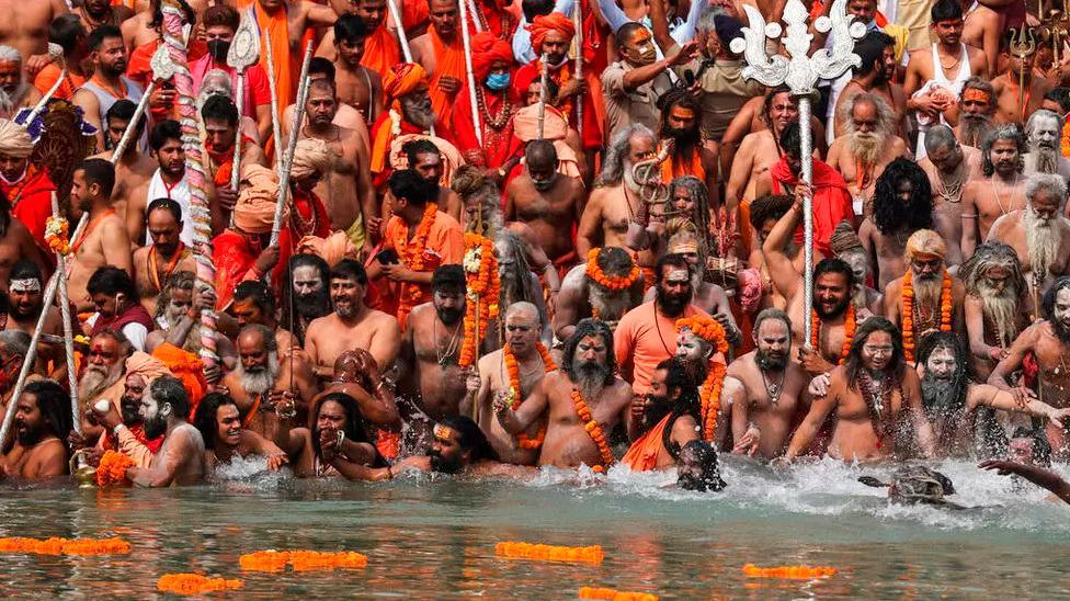 Investigan posibles pruebas de covid falsas en un masivo festival en la India