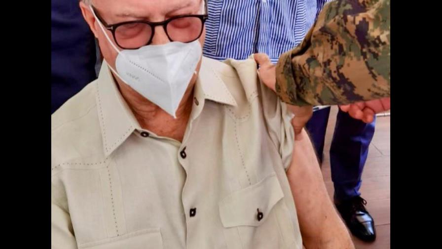 Hipólito Mejía se aplica la tercera dosis de la vacuna contra el COVID-19
