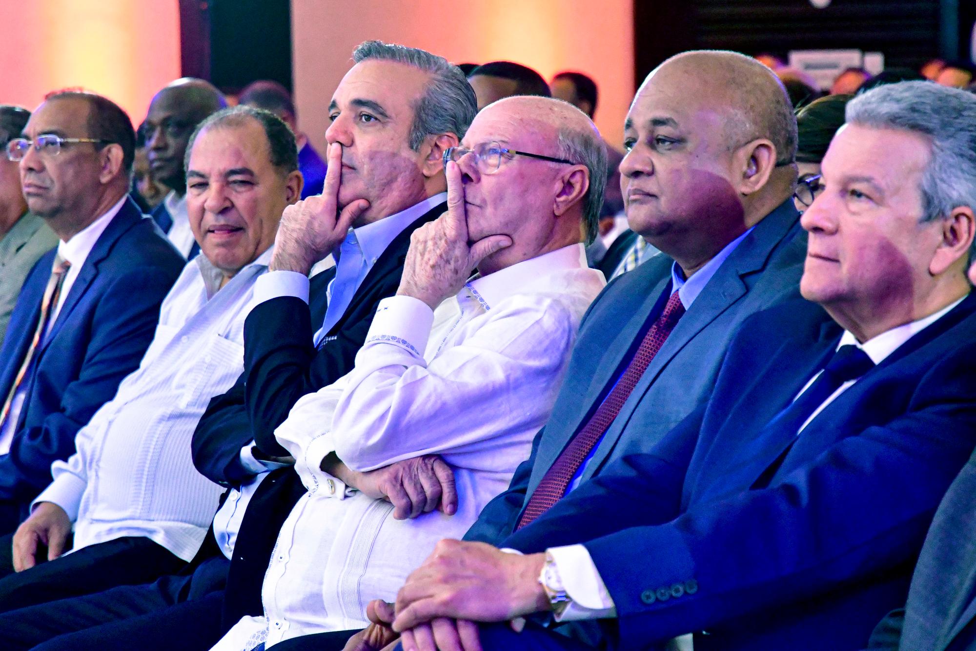 El expresidente Hipolito Mejia y el candidato a la presidencia por el PRM Luis Abinader, mantienen el mismo gesto durante el acto de la firma del código ética y conducta de los miembros y voluntarios del comando de campaña de Luis Abinader.