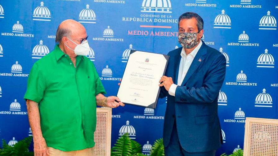 Medio Ambiente reconoce a Hipólito Mejía por aprobación de Ley 64-00