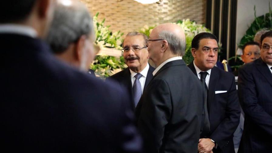 Hipólito acude a la funeraria a darle el pésame al presidente Danilo
