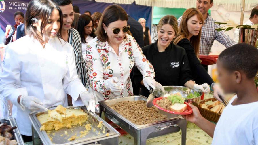 Margarita Cedeño agasaja 350 niños en situación de calle