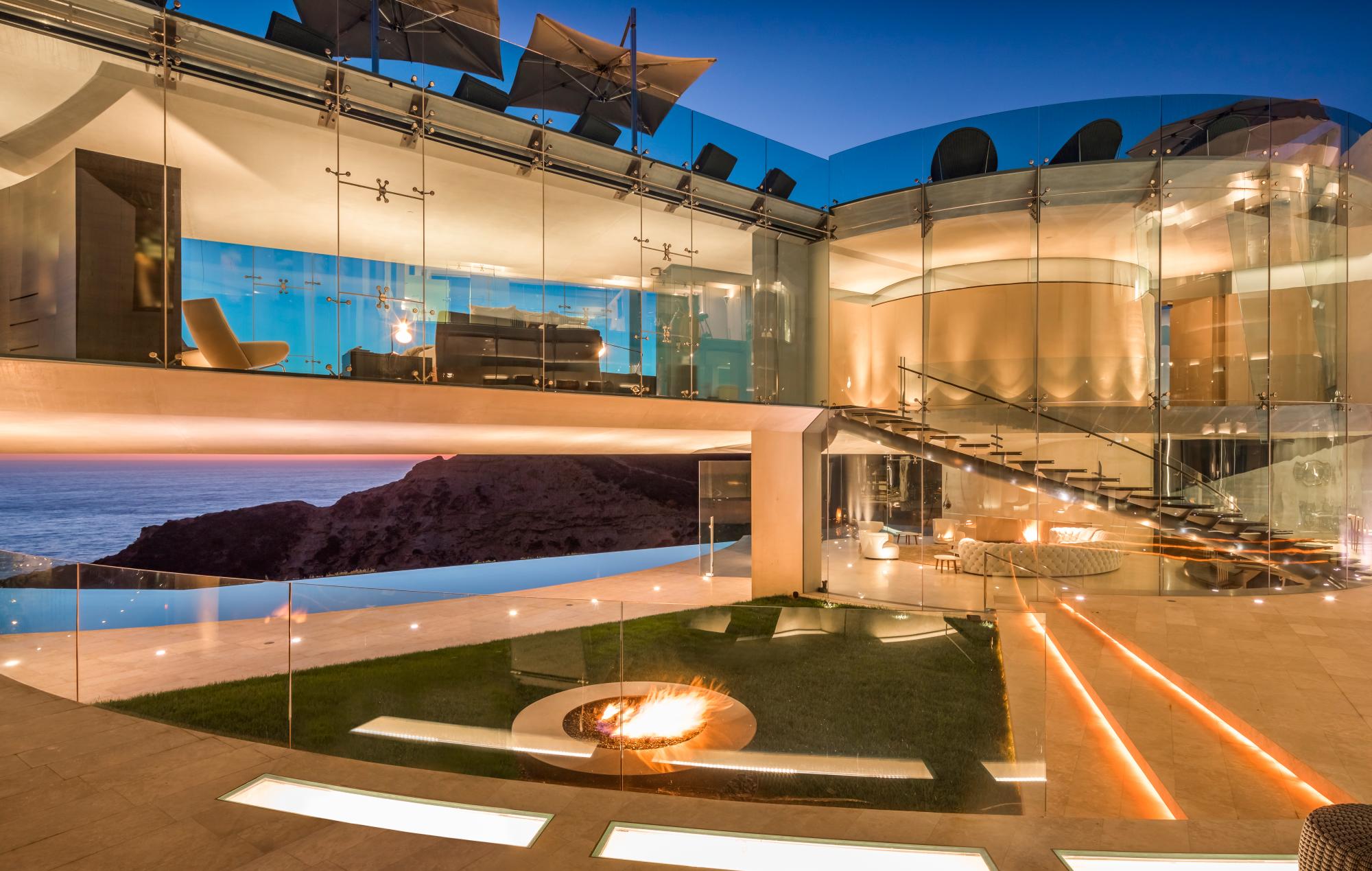 Razor House también contiene un garaje subterráneo con suficiente espacio para cuatro autos e incluye un elevador de vidrio.