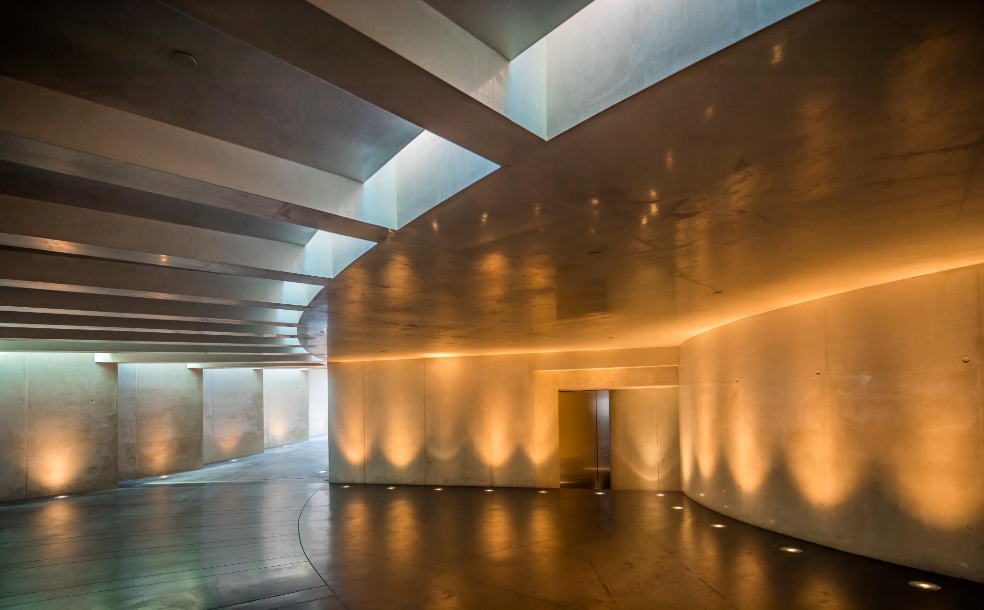 La casa principal tiene 10,240 pies cuadrados de espacio habitable.