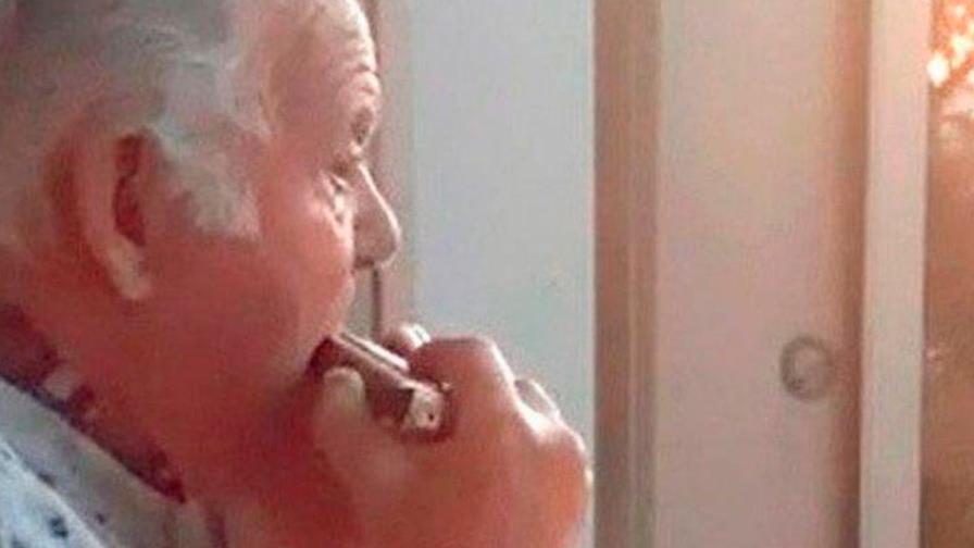 Coronavirus: Un anciano toca la armónica y cree que los aplausos son para él Coronavirus: Un anciano toca la armónica y cree que los aplausos son para él