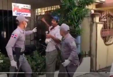 Policía destituye comandante apresó a hombre que buscaba comida durante toque de queda