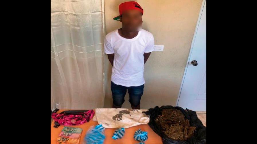 Apresan joven filmado en vídeo preparando bolsitas con cocaína