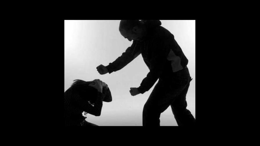 Hombre de Florida golpea a su mujer y quema su casa preocupado por vampiros