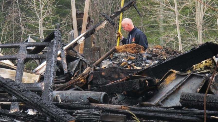 Hombre muere por rescatar a su perro de casa en llamas