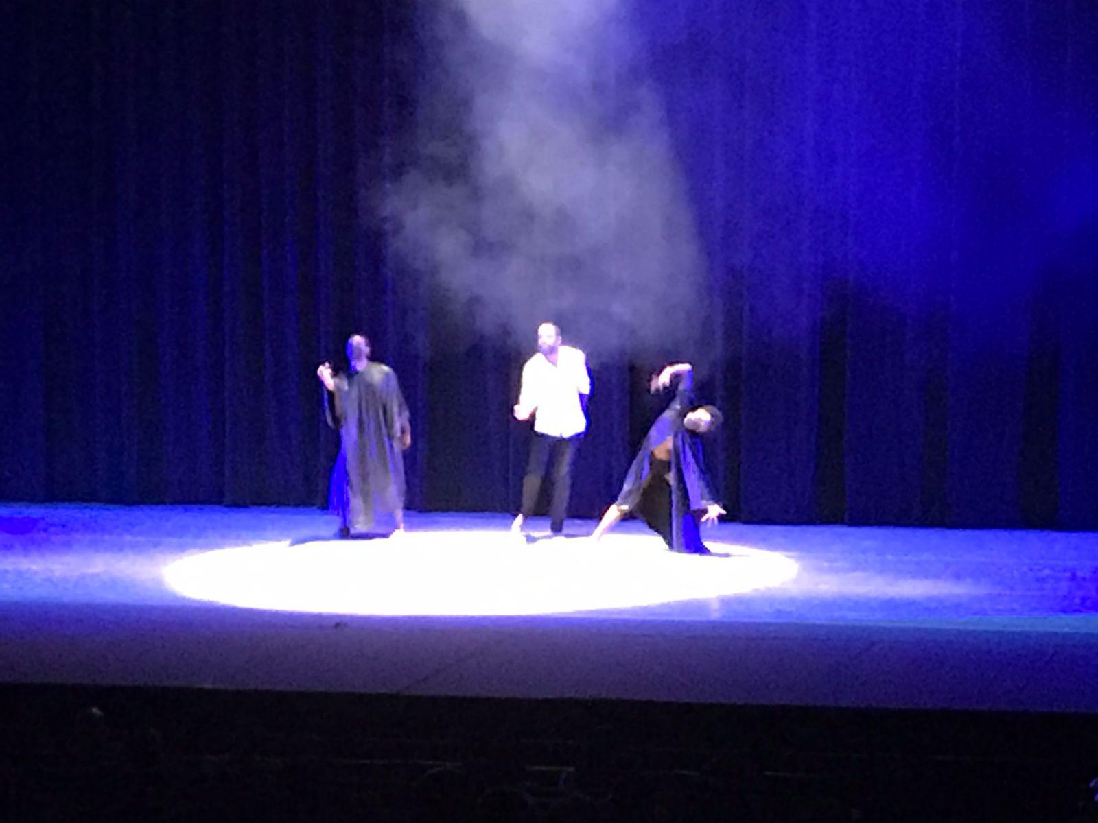 Vicente Santos encabezó una de las piezas de danza teatro en la función.