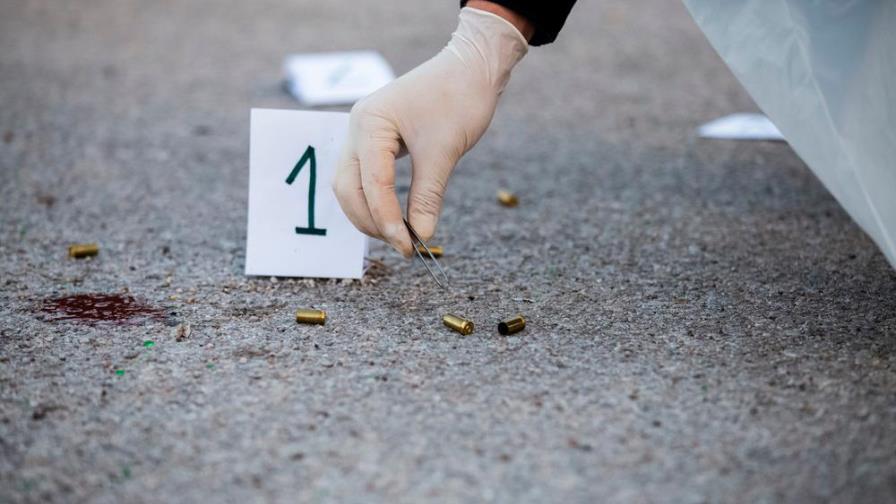 Mujer de 54 años muere durante enfrentamiento a tiros entre cuatro hombres en Haina