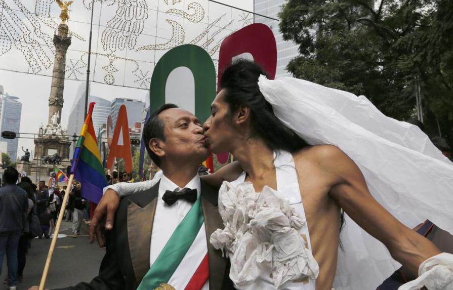 Consulados de México en el mundo podrán casar a homosexuales