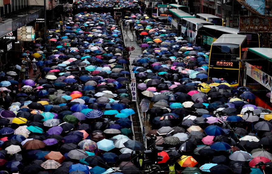Miles protestan en Hong Kong tras prohibición de máscaras