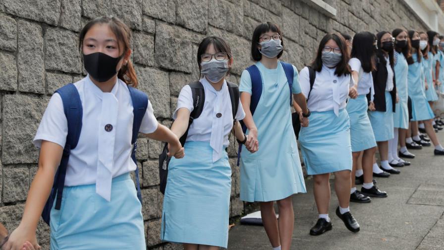 Estudiantes de Hong Kong forman cadenas humanas en nueva protesta Estudiantes de Hong Kong forman cadenas humanas en nueva protesta