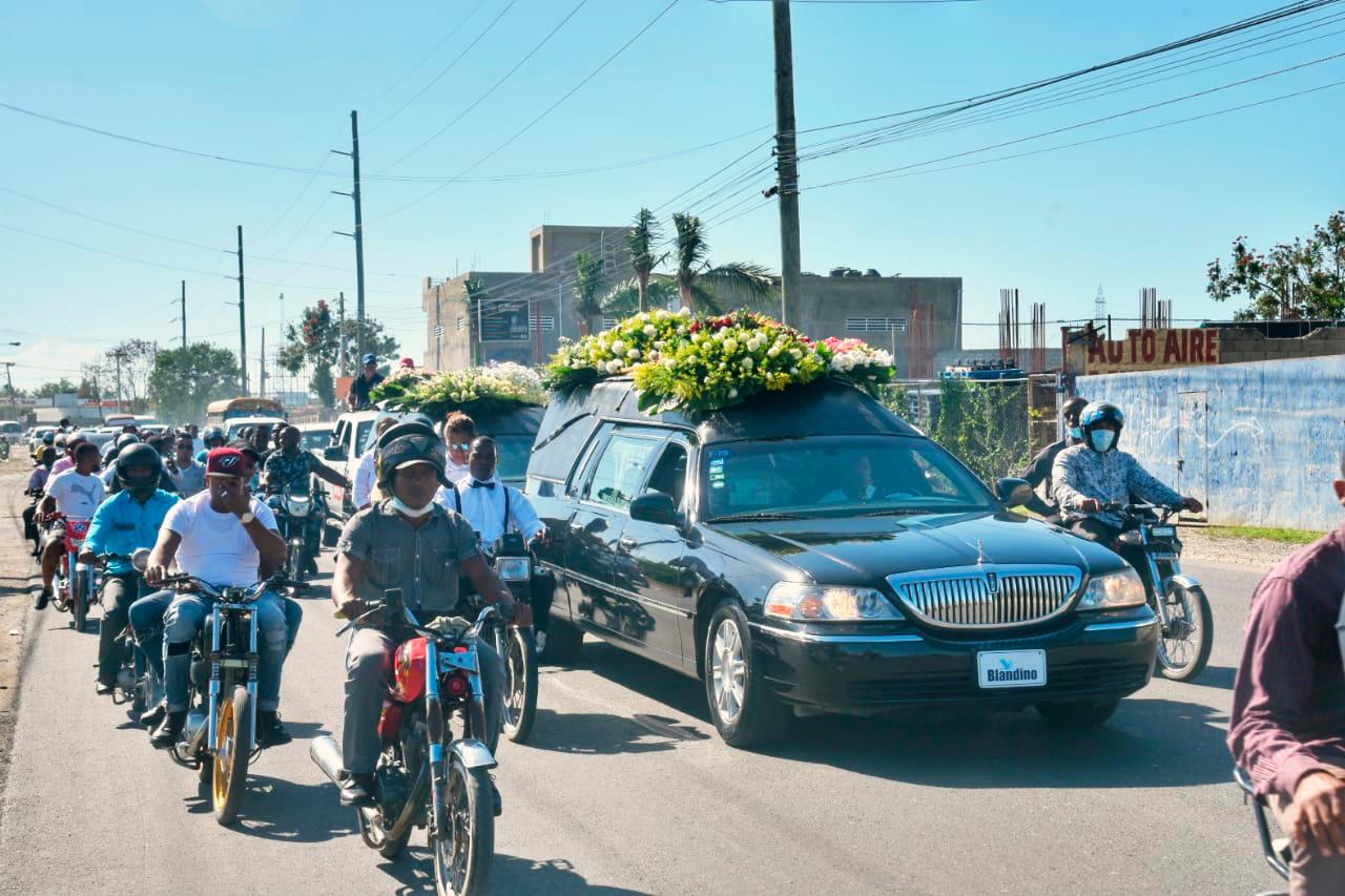 El cortejo fúnebre fue seguido por decenas de personas y vehículos. 
