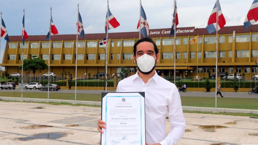 Diputados comienzan a retirar sus certificados de elección en la JCE